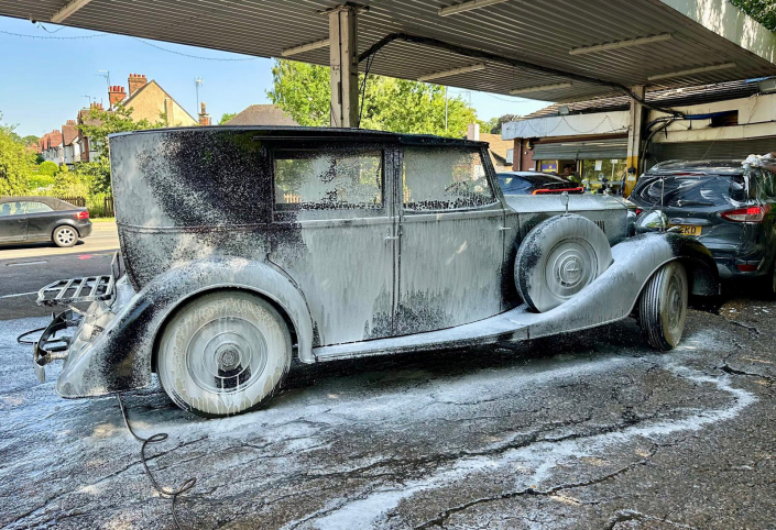 Morning showers for Rolls-Royce Phantom III